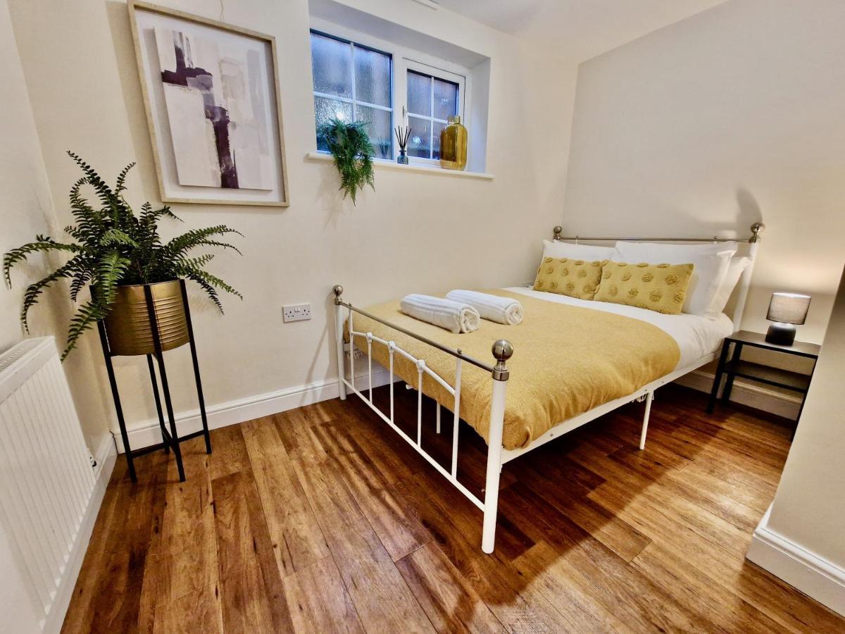 Stylish Luxury Serviced Apartment Next To City Centre With Free Parking - Contractors & Relocators Coventry Exterior foto