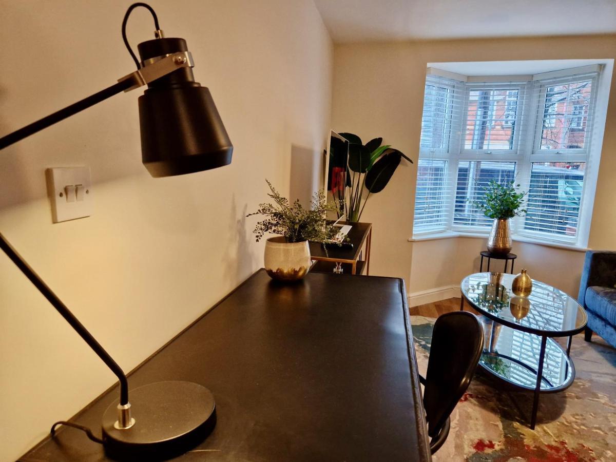 Stylish Luxury Serviced Apartment Next To City Centre With Free Parking - Contractors & Relocators Coventry Exterior foto