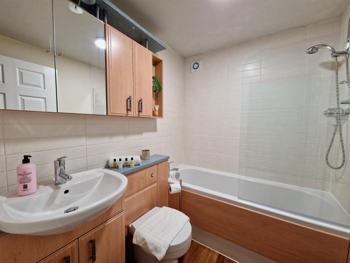 Stylish Luxury Serviced Apartment Next To City Centre With Free Parking - Contractors & Relocators Coventry Exterior foto