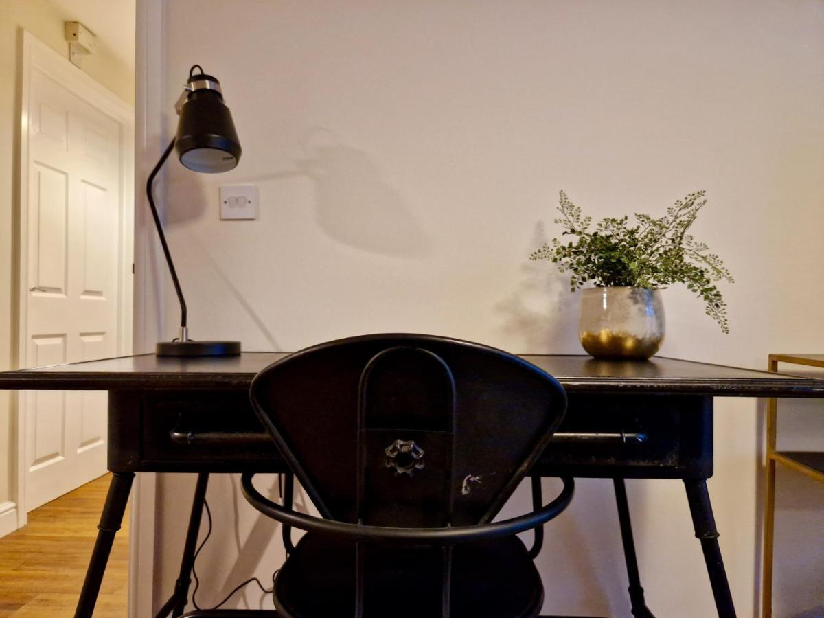 Stylish Luxury Serviced Apartment Next To City Centre With Free Parking - Contractors & Relocators Coventry Exterior foto
